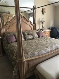 Beautiful Bernhardt king size 5 piece. In perfect condition!!