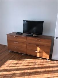 FULL SIZE LIGHT WOOD MODERN BEDROOM SET