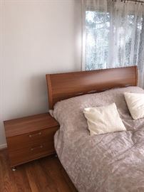 FULL SIZE LIGHT WOOD MODERN BEDROOM SET