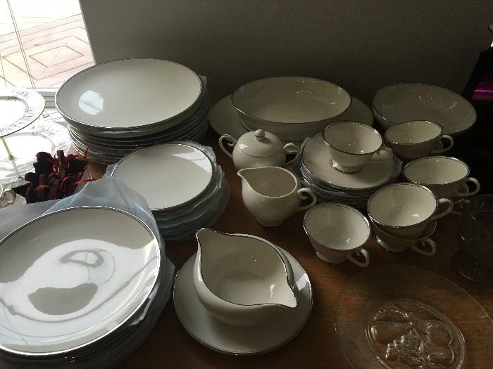 Flintridge service for 8. Includes gravy bowl, cram and sugar and serving bowls. 