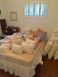 High quality very gently used linens, size queen/full. Beautiful quilt sets!
