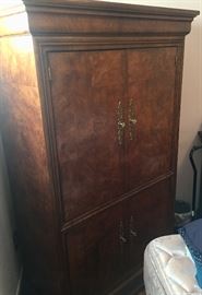 Vintage Henredon Armoire, excellent condition and a stunning piece!