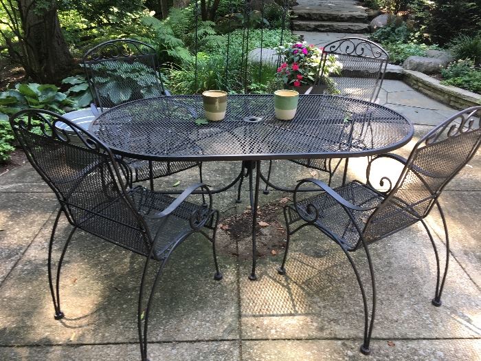 Wrought Iron Oval Table w/4 Arm Chairs