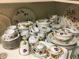 Royal Worcester service. Evesham pattern.