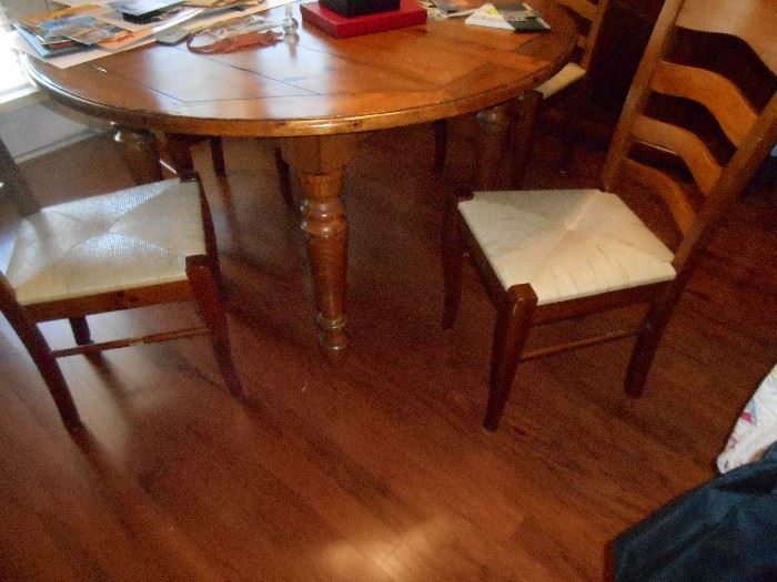 Table with 2 leaves and 6 Chairs