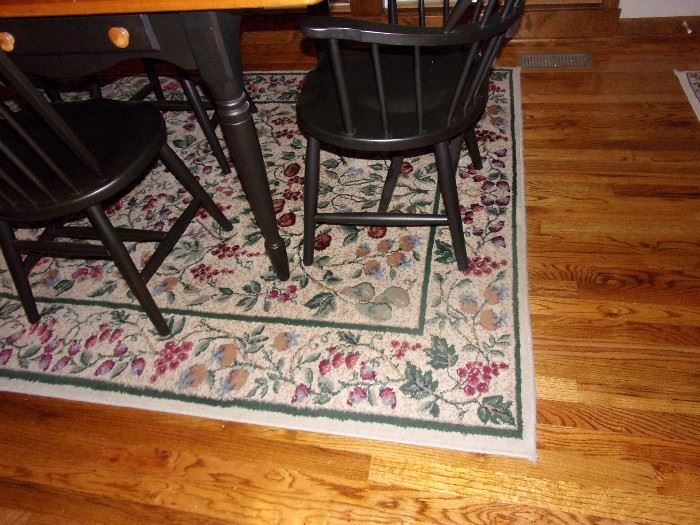 Excellent condition farmhouse table with drawer and four chairs(2 are captain) and area rug
