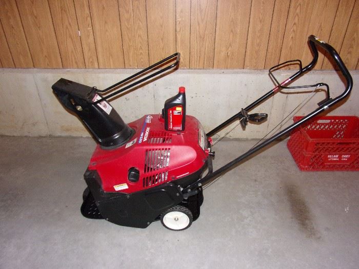 Snow Thrower Honda HS520 https://www.youtube.com/watch?v=oGn4W2G7Sv8