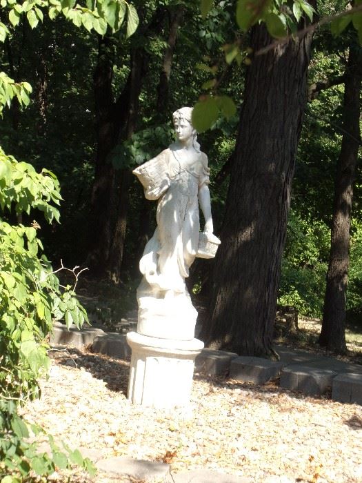 Gardenia statue