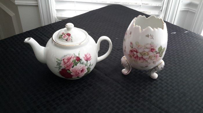 Royal Caldone, Ceracraft Ltd teapot and Inarco egg vase.