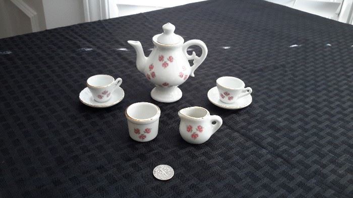 Mini tea set.