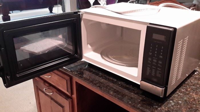 Sharp Carousel microwave.