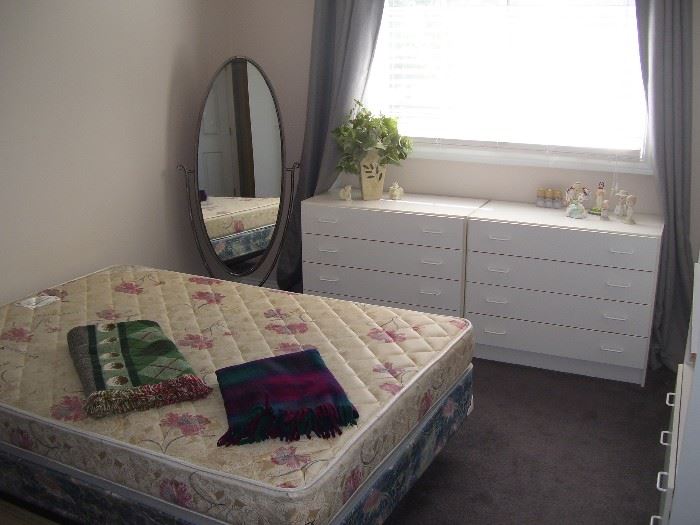 Full size bed, 2 chest of drawers and a nice full length mirror.