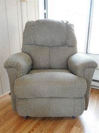 GREAT LAZ-Y-BOY CHAIR - NEVER USED!