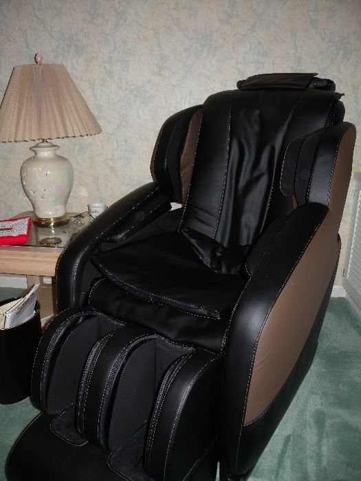 Brookstone "Renew" massage chair, 2015. Like-new condition!