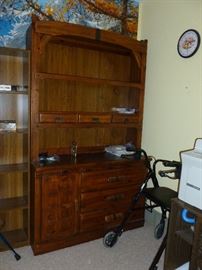 Dresser w/hutch w/leather trim