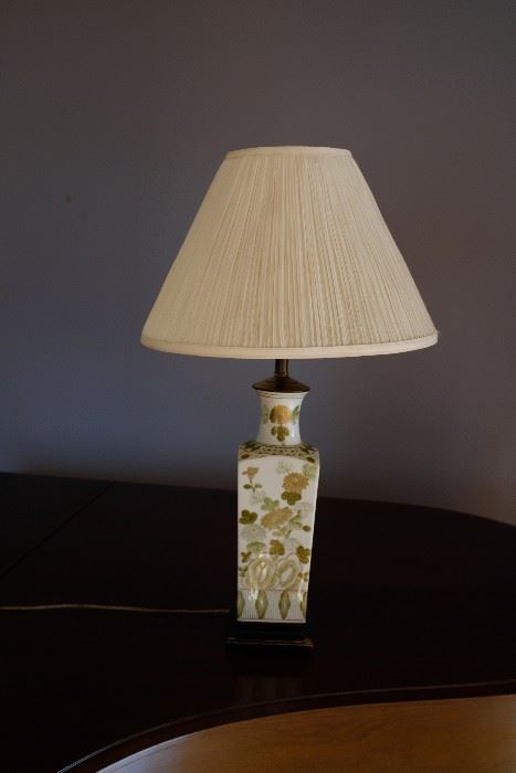 Ceramic table lamp with oriental design.