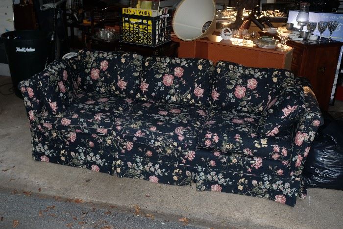 Sofa in new condition. No wear or damage.