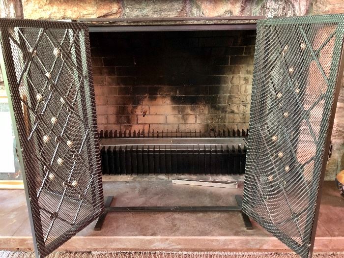 2-Door Accented Fire Screen & IGNIS EB3600 Ethanol Burner- As New!