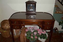 LADIES DESK
