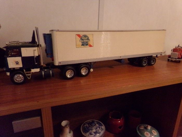 Scale Model 18 Wheeler Truck and Trailer