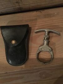 Argus The Iron Claw Antique Handcuff/come along 