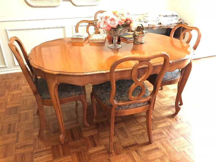 French Provincial dining set with leaf and 8 chairs in Pristine condition!