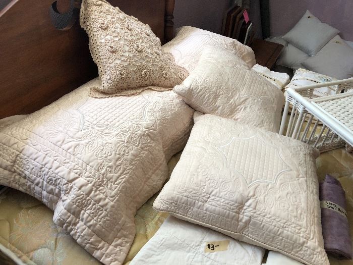 Nice jacard queen comforter/shams/pillows