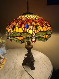 DRAGON FLY LEADED GLASS TABLE LAMP WITH PAW FEET TABLE BASE - RARE HIGH QUALITY ITEM