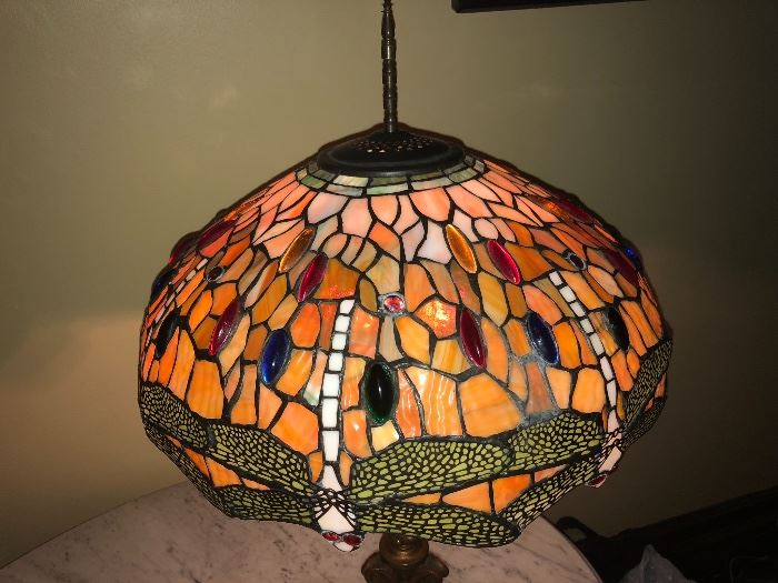 TOP CLOSEUP OF TIFFANY TYPE LEADED GLASS SHADE
