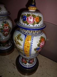 CLOSE UP VIEW OF ORNATE ITALIAN ANTIQUE TABLE LAMP