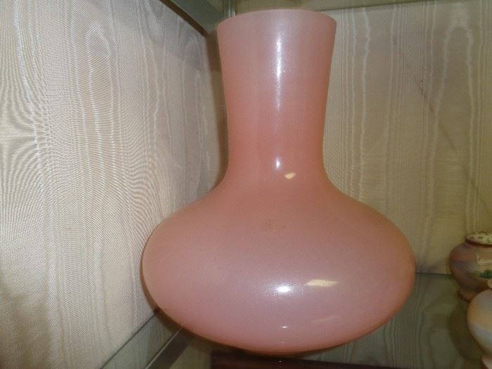 CLOSE UP VIEW OF PEKING CHINESE VASE