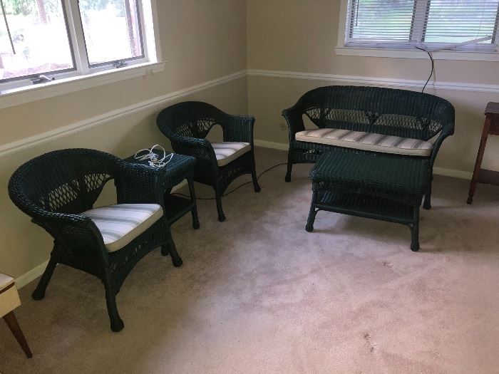 NEWER 5 FIVE PIECE WICKER SET IN EXCELLENT CONDITION