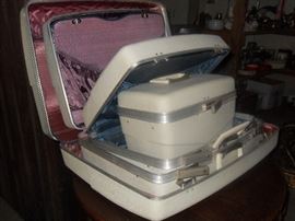 Vintage luggage- like new