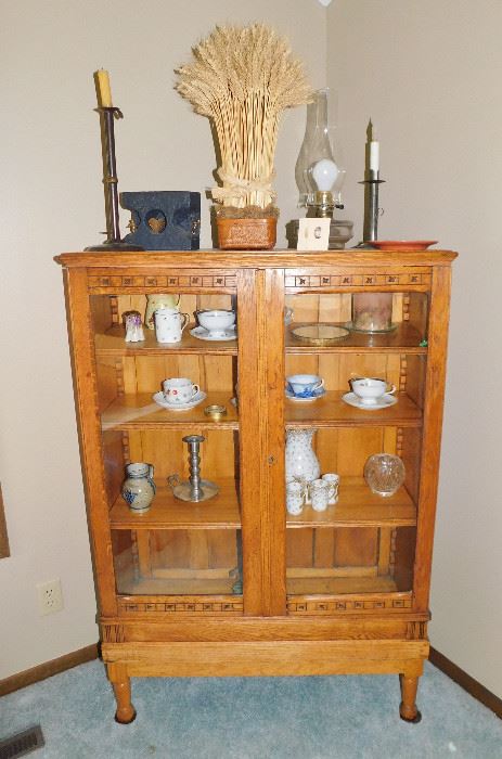Love this pretty china cabinet. 