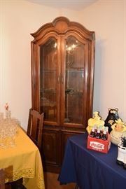 China/Curio cabinet