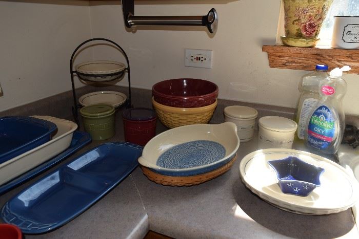 Bowls, baking pans, kitchen items