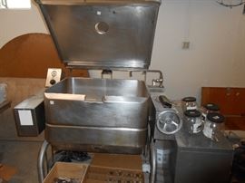 Large restaurant cooking vessel 