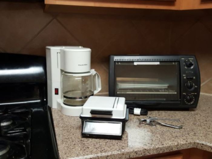 Small Kitchen Appliance Set https://ctbids.com/#!/description/share/32279
