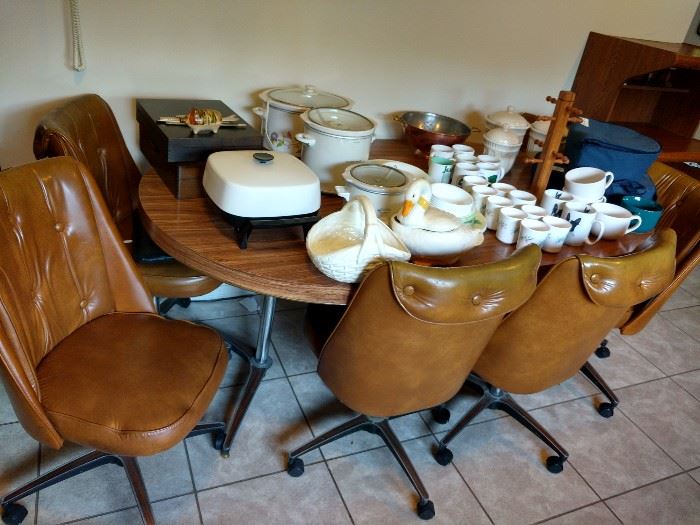 Mid century dinning/ kitchen table 6 chairs