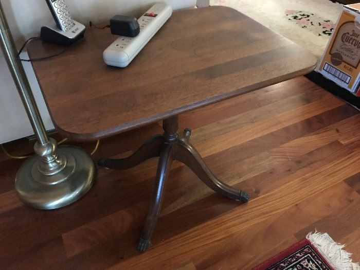 Duncan Phyfe Accent Table $ 90.00