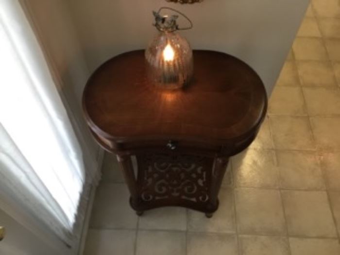 ENTRY TABLE - FINE FINISHED DARK WOOD