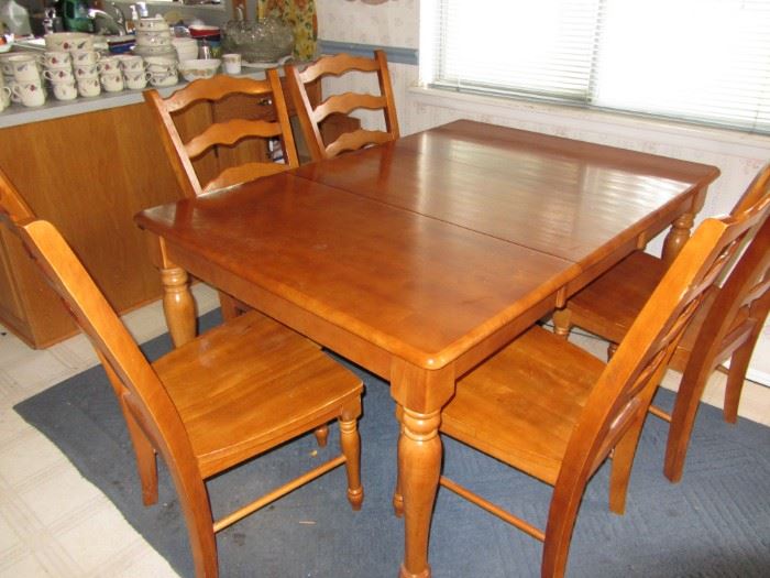 Traditional Dining Room Set with two leaves