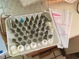 Deluxe cake decoration set by Wilton