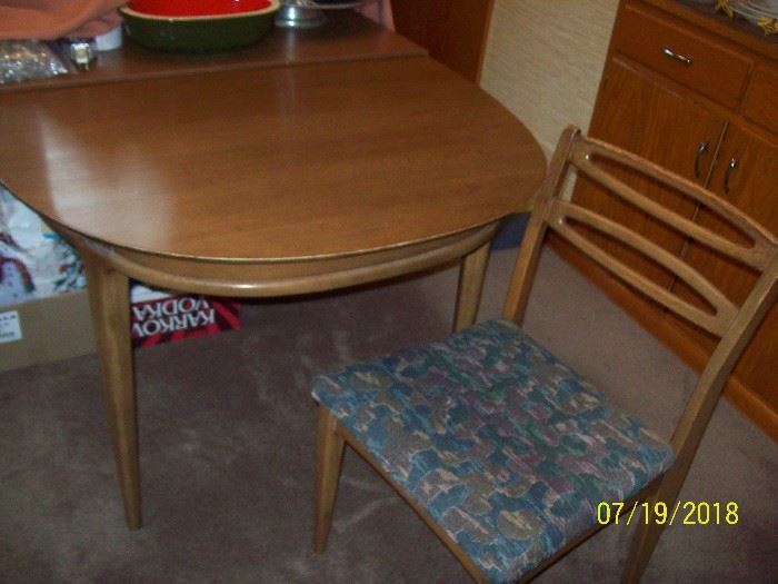 Dining Table & 6 Chairs       72" x 42" plus 3 -12" Leaves    (includes table pads)