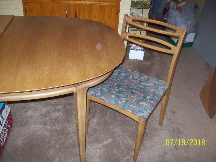 Dining Table & 6 Chairs       72" x 42" plus 3 -12" Leaves    (includes table pads)