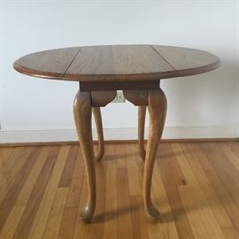 Drop Leaf Side Table      https://ctbids.com/#!/description/share/32352