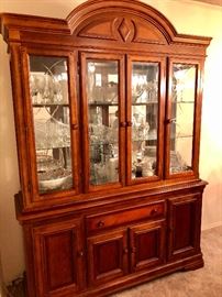 LIGHTED GLASS CHINA CABINET / CRYSTAL, CHINA, FLATWARE, VASES, SILVER COFFEE SERVICE
