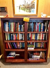 BOOKCASE WITH NUMEROUS HARDCOVER BOOKS (DANIELLE STEEL & READERS DIGEST & MORE)