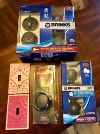 BRAND NEW IN BOX - BRINKS DEADBOLT LOCKING DOOR KNOBS / DEADBOLT LOCK / PAIR OF 2 DECORATIVE WALL SWITCH PLATES