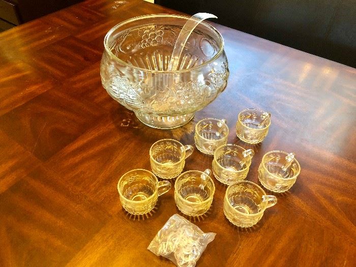 DEPRESSION GLASS 18 PIECE PUNCH BOWL WITH LADLE, CUPS & HOOKS. CRYSTAL CLEAR JEANNETTE GLASS FRUIT DESIGN (ALL PIECES IN ORIGINAL BOX)